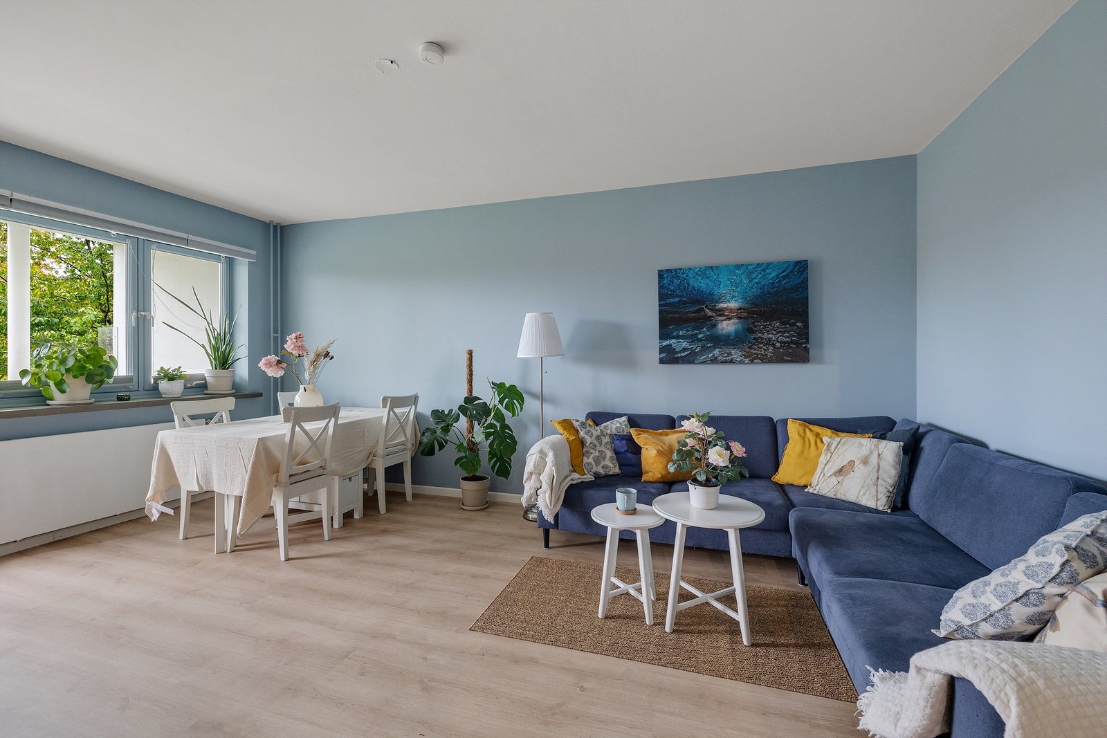 Store vindusflater slipper inn godt med dagslys og gir rommet en lys og luftig atmosfære. Galleribilde