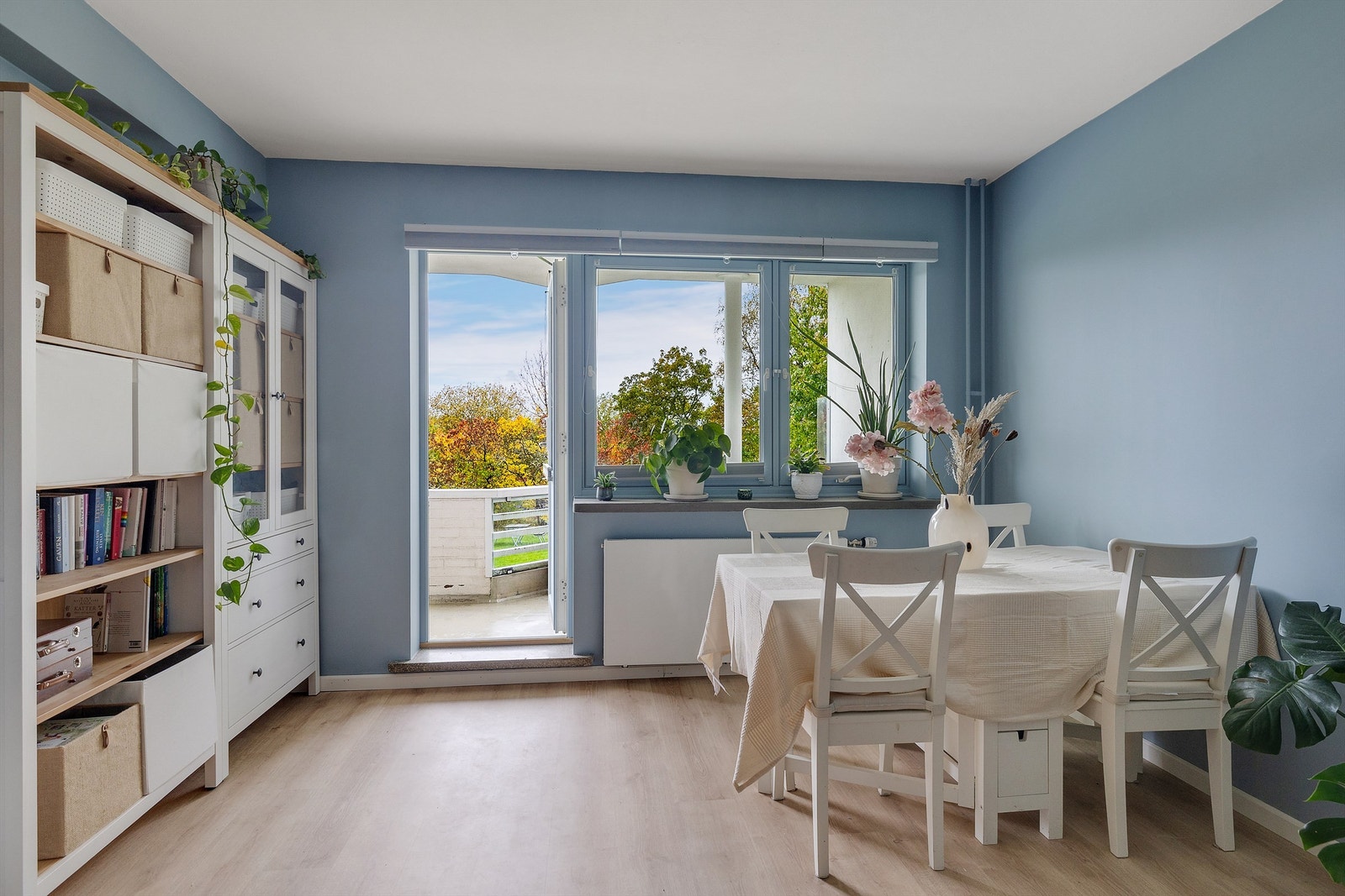 Fra stuen har man direkte utgang til en solrik, vestvendt balkong på ca. 9 kvm. Galleribilde