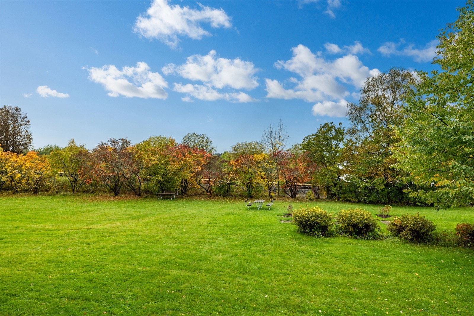 Utsikt fra balkongen mot flotte omgivelser! Galleribilde