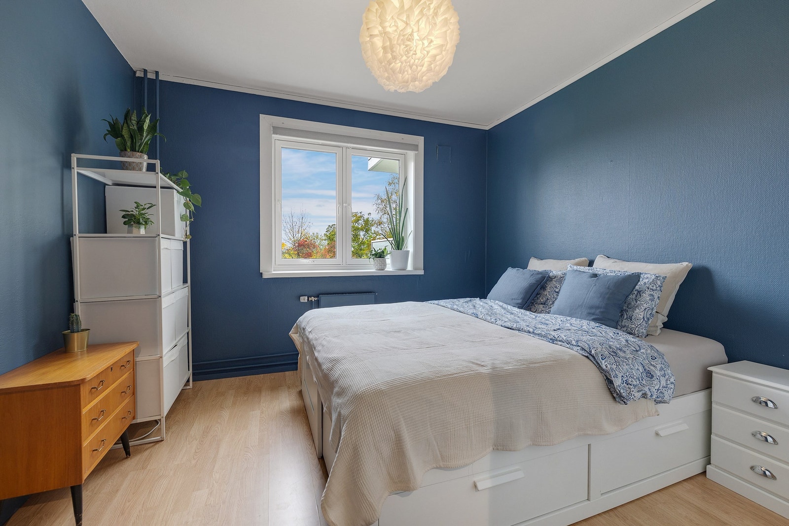 Rommet er stort og har god plass til soveromsmøblement, og har nok av lagringsplass med garderobeskap. Galleribilde