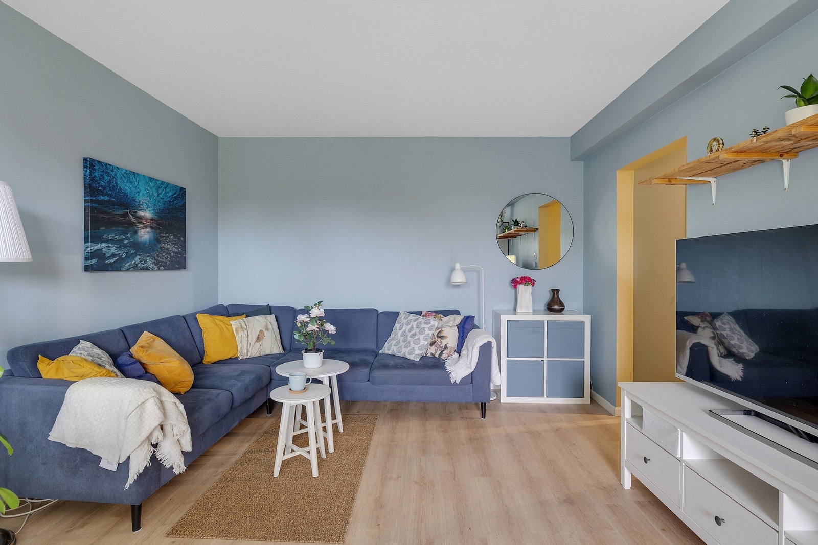 Stuen er boligens naturlige samlingspunkt og byr på rikelig med plass til både sofagruppe, TV-møbler og spisebord. Galleribilde