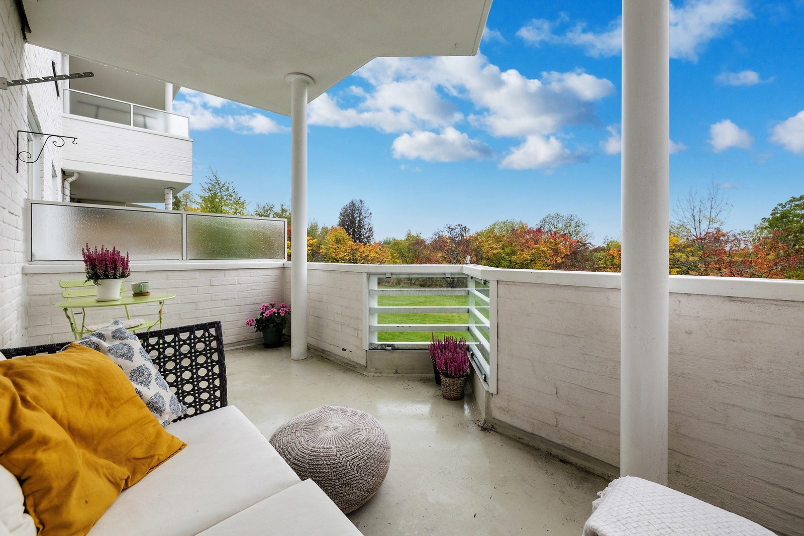 Denne 2-roms leiligheten ligger i en høy 1. etasje, med praktisk planløsning, god beliggenhet og en solrik balkong. Galleribilde