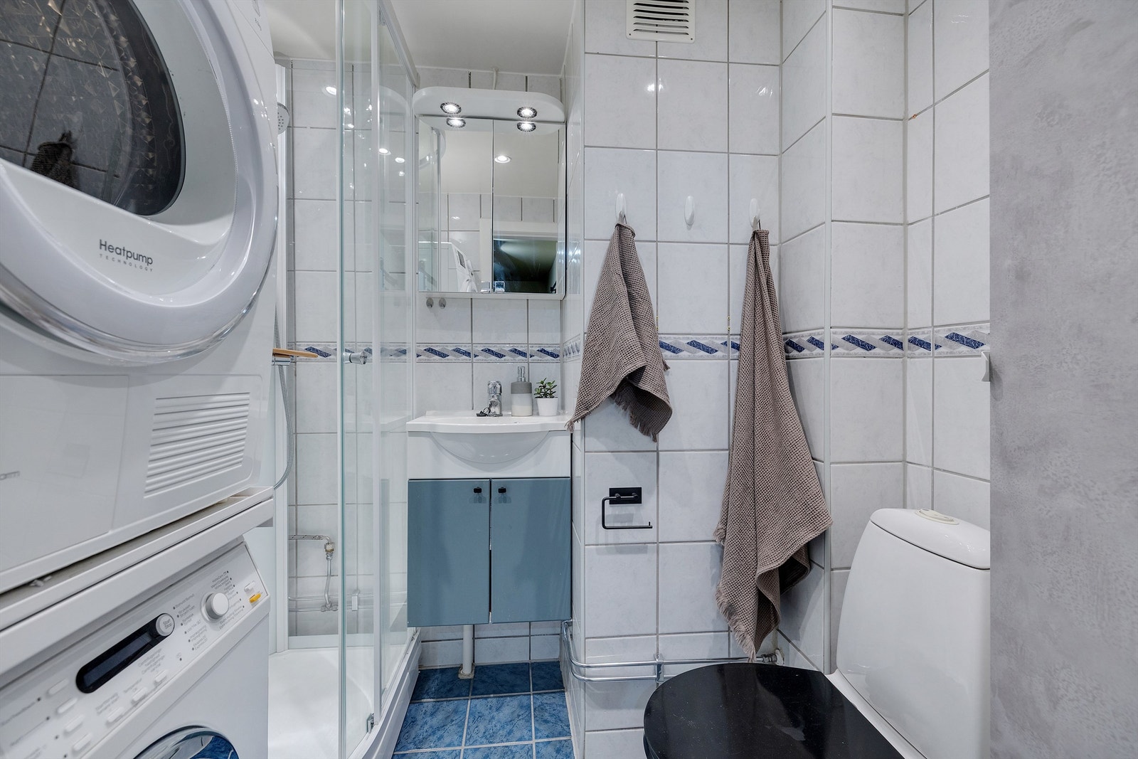 Baderom er antatt fra 2001 og er flislagt på gulv og vegger og nedsenket malt himling med downlights. Galleribilde