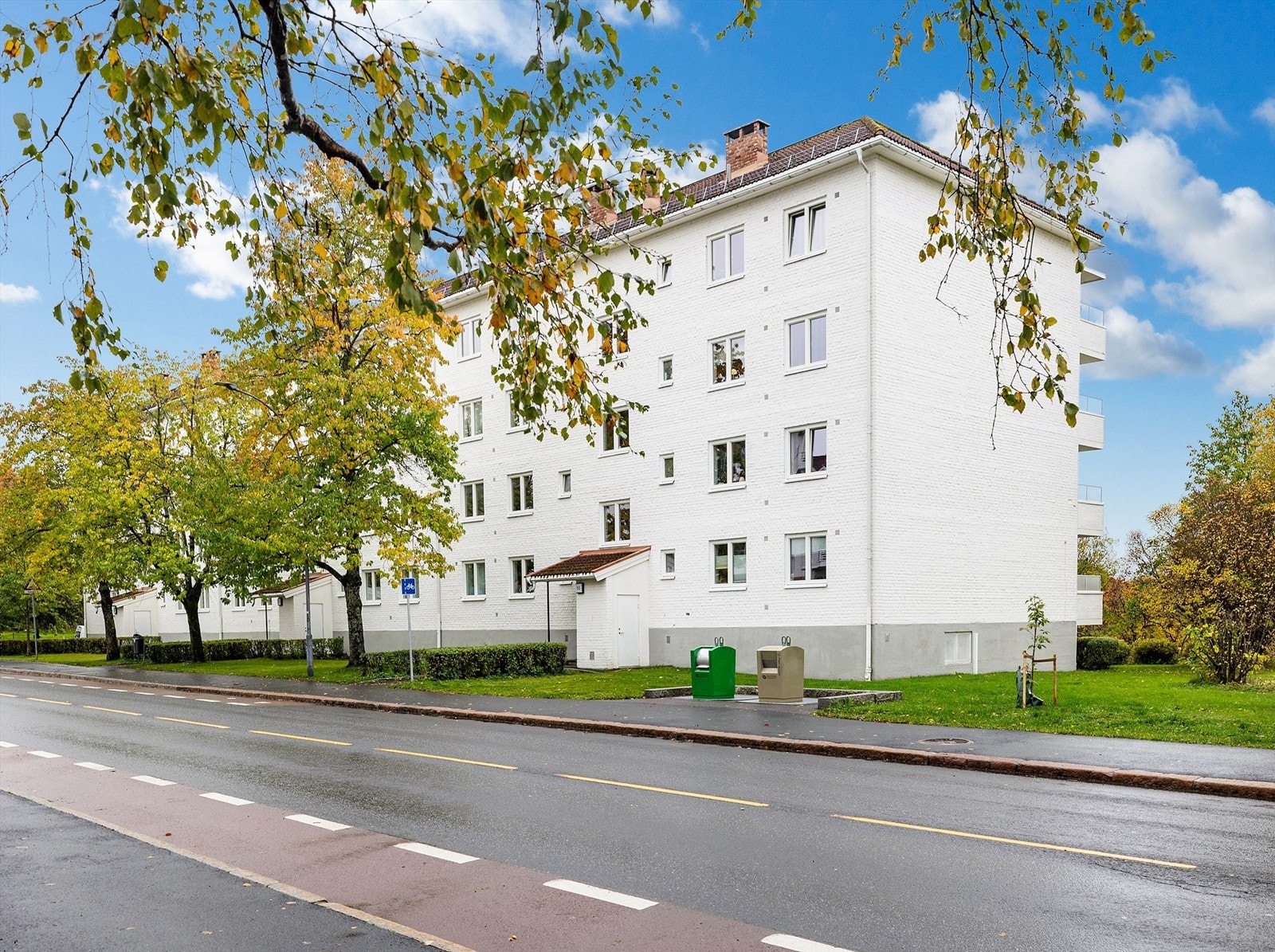 Haakon Tveters vei 55 ligger i kort avstand til offentlig kommunikasjon med T-bane og lokal buss. Nærhet til Oppsal Senter med kafeer, matbutikk, apotek med mer. Galleribilde