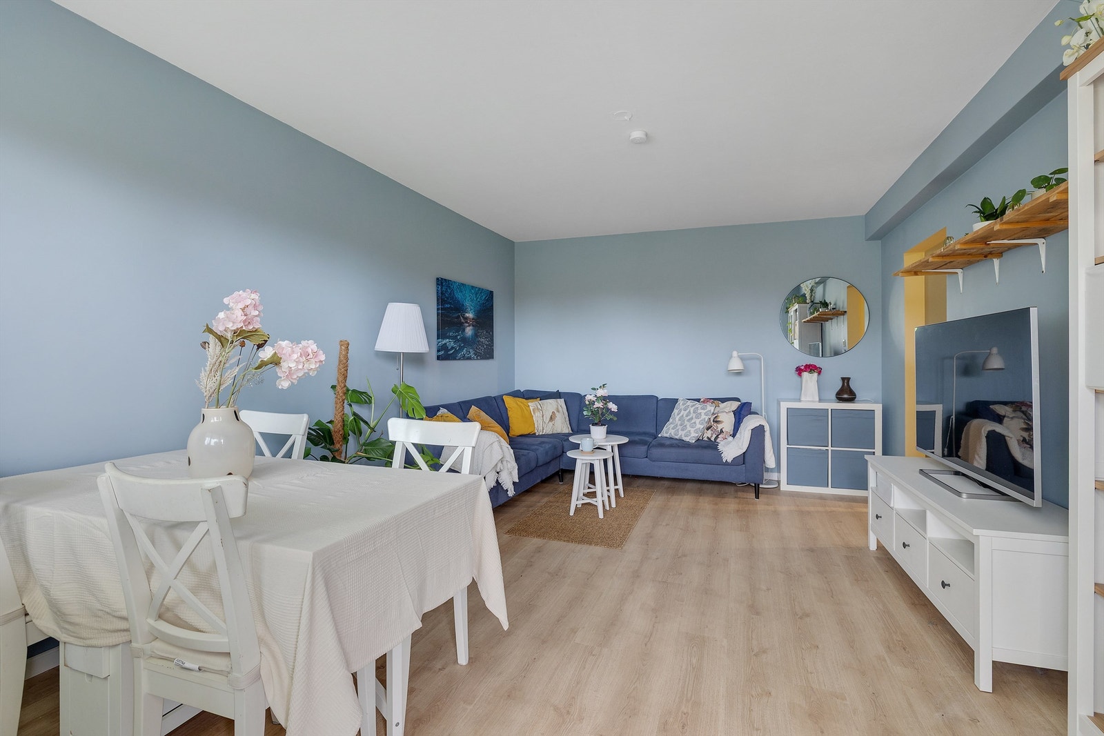 Planløsningen gir gode møbleringsmuligheter, og det er lett å skape både en koselig sofakrok og en sosial spiseplass til hyggelige sammenkomster. Galleribilde