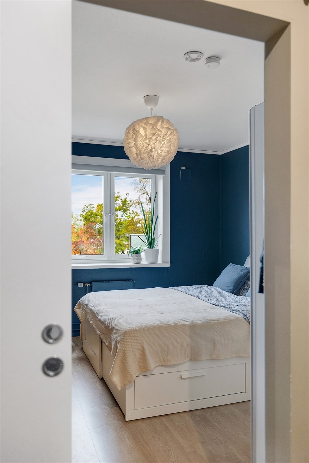 Fra entréen har man adkomst til leilighetens soverom. Galleribilde