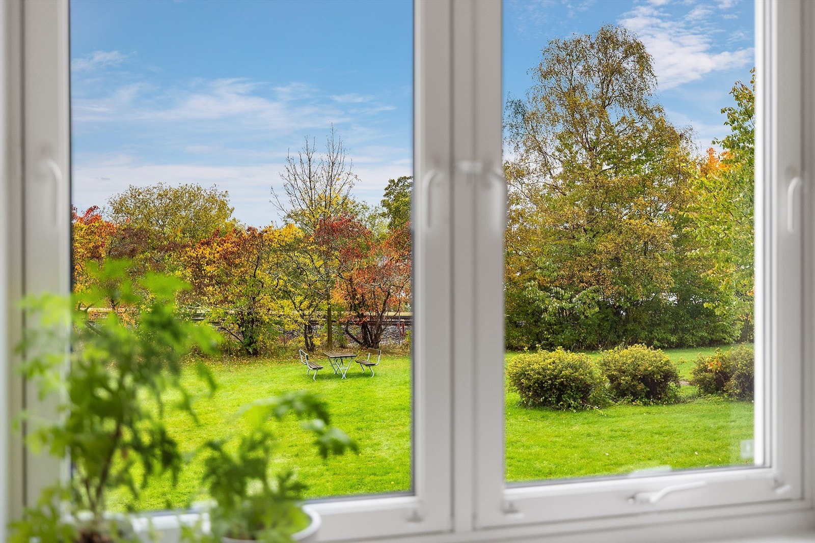 Soverommet vender ut mot grønne fellesområder. Galleribilde