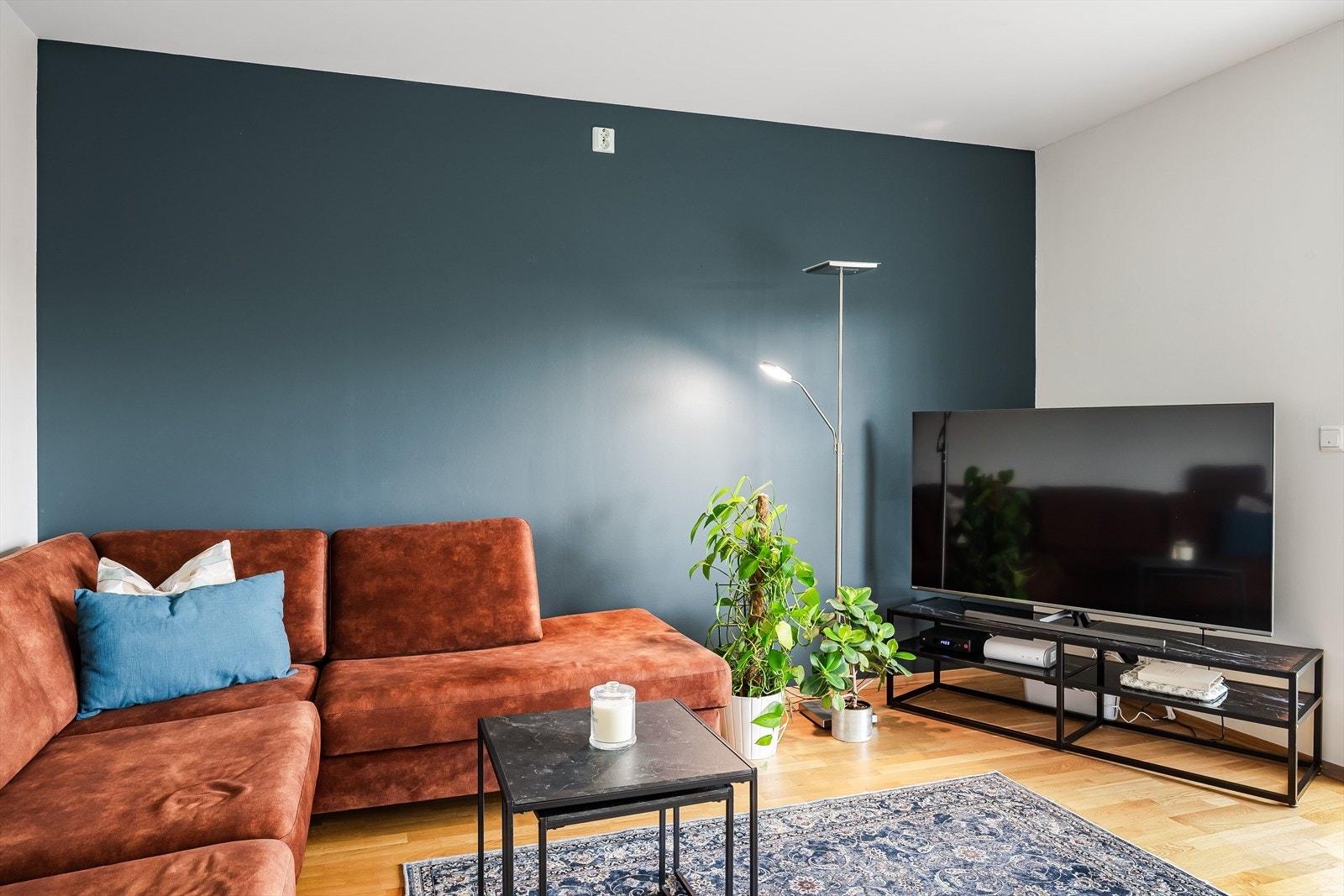 Leiligheten ligger i 4.etasje og har med sin arealeffektive planløsning entre/gang, stue/kjøkken, bad/vaskerom, teknisk rom og soverom. Det er heis i bygget. Galleribilde