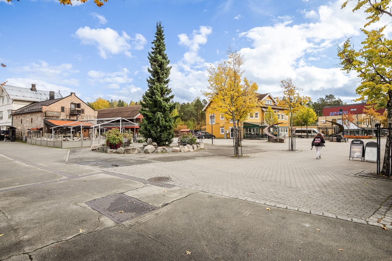 Torget i sentrum yrer av liv på fine sommerdager og her er det et godt utvalg spisesteder, butikker, treningssentre og forretninger. Galleribilde