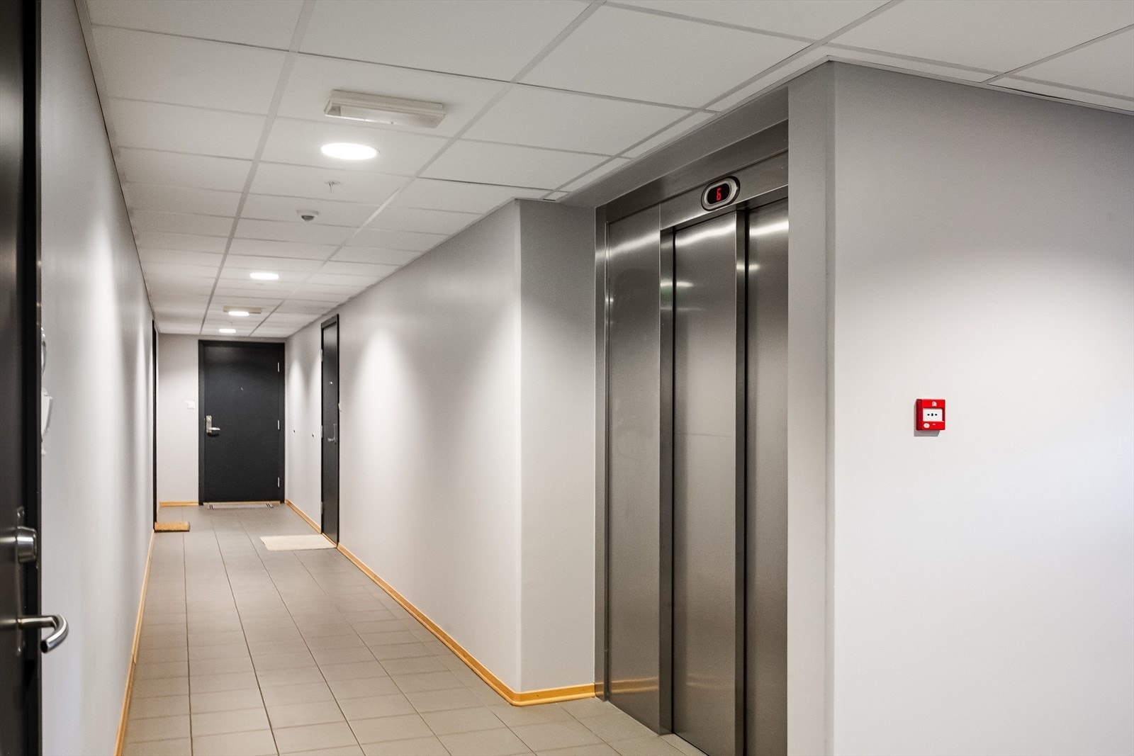 Det er heis i inngangspartiet til blokken, som også går ned til kjelleren med bod og garasje. Galleribilde