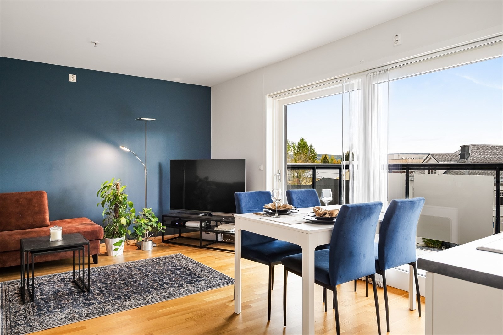 Leiligheten har store skyvevinduer fra 2013 med 2 lags isolerglass som slipper inn mye naturlig lys. Galleribilde