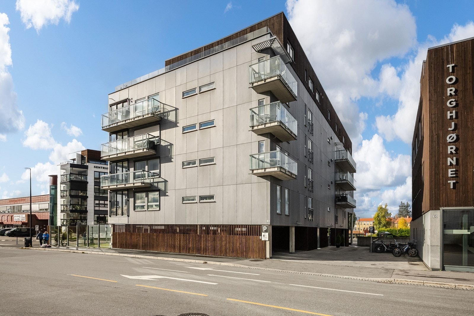 Selv om leiligheten ligger midt i sentrum er det likevel kort vei til bymarka i Stavåsen og badeplasser som Sagtjernet og Stavåsdammen. Galleribilde