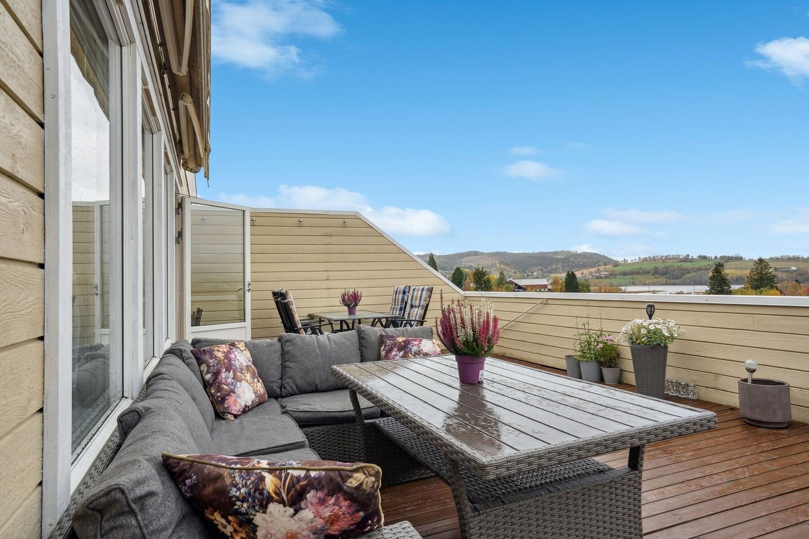 Fantastiske solforhold fra ca kl 10 på morgenen og til den går ned på kveldstid. Galleribilde