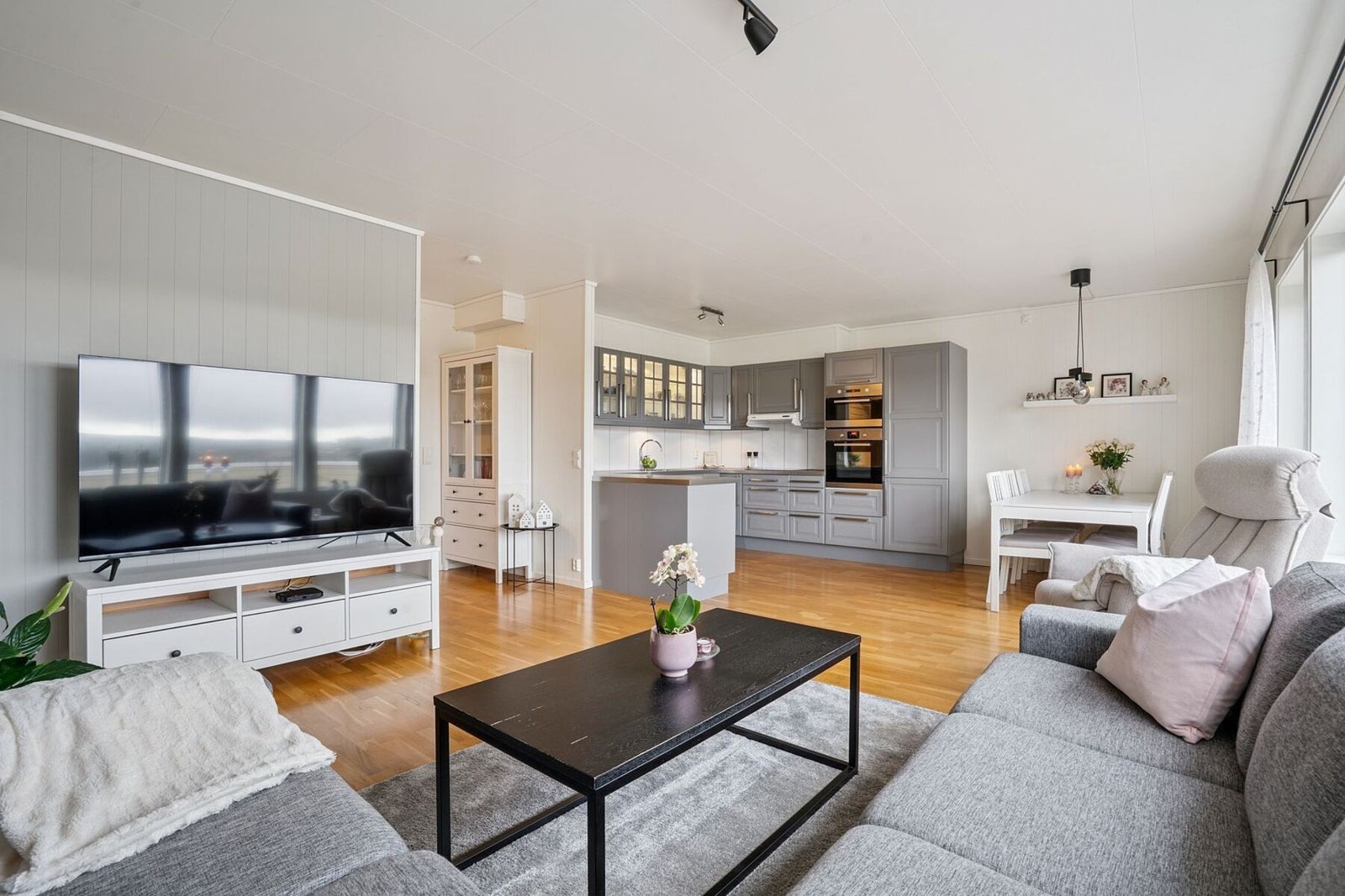 Velkommen til Terrassevegen 301! En pen og moderne leilighet med gjennomgående god standard. Galleribilde