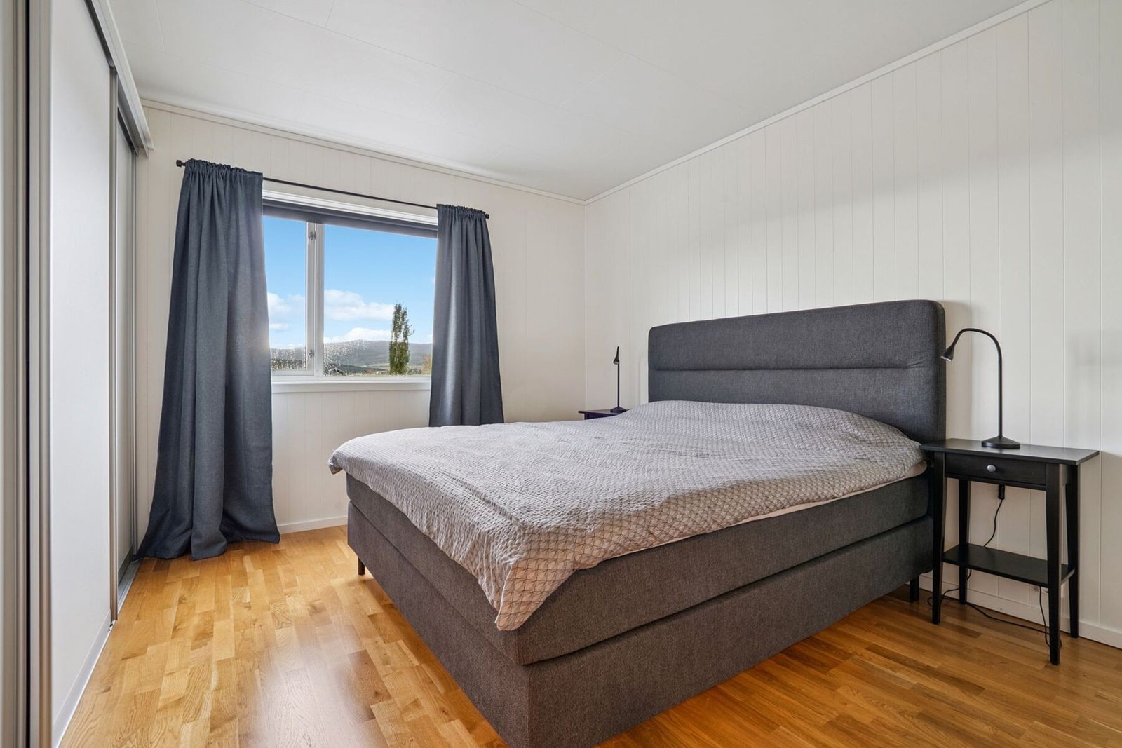 Soverom på 15 kvm. God plass til skyvedørsgarderobe og stor seng. Galleribilde