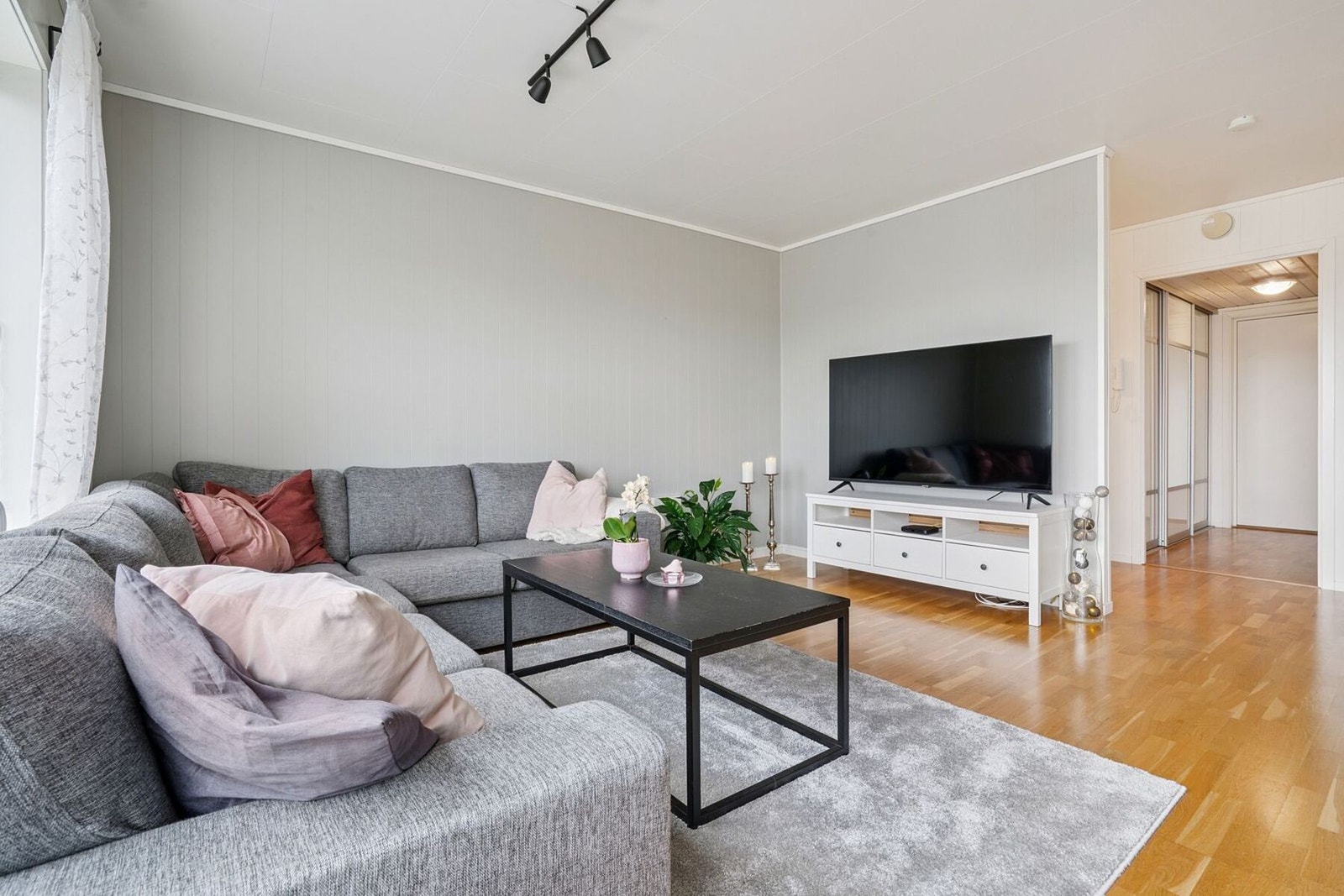 Boligen har en stor stue/kjøkken løsning på 32,3 kvm som gir fleksible muligheter for innredning i ulike soner. Galleribilde