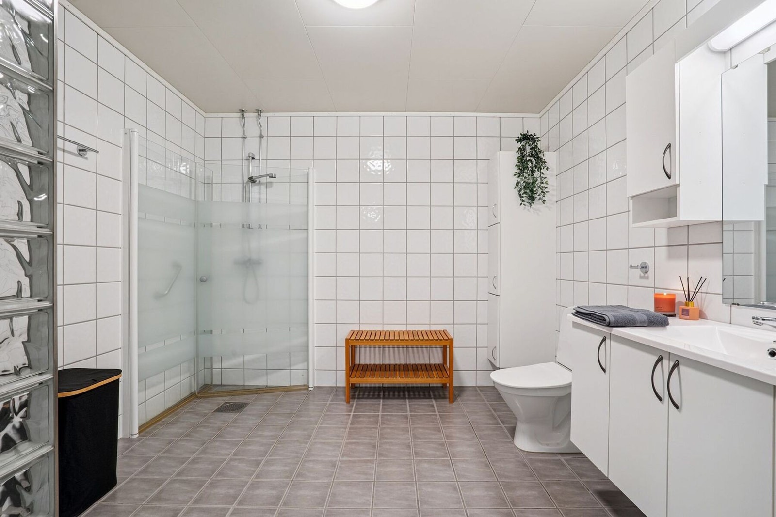 Pent flislagt bad. Galleribilde