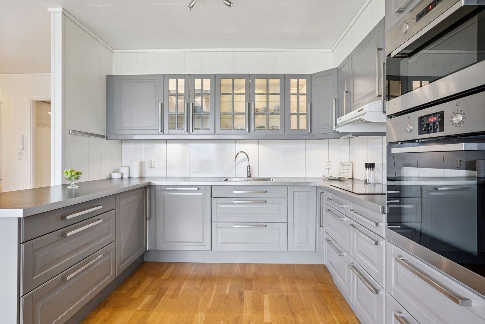 Leiligheten har et moderne kjøkken i behagelige farger. Galleribilde