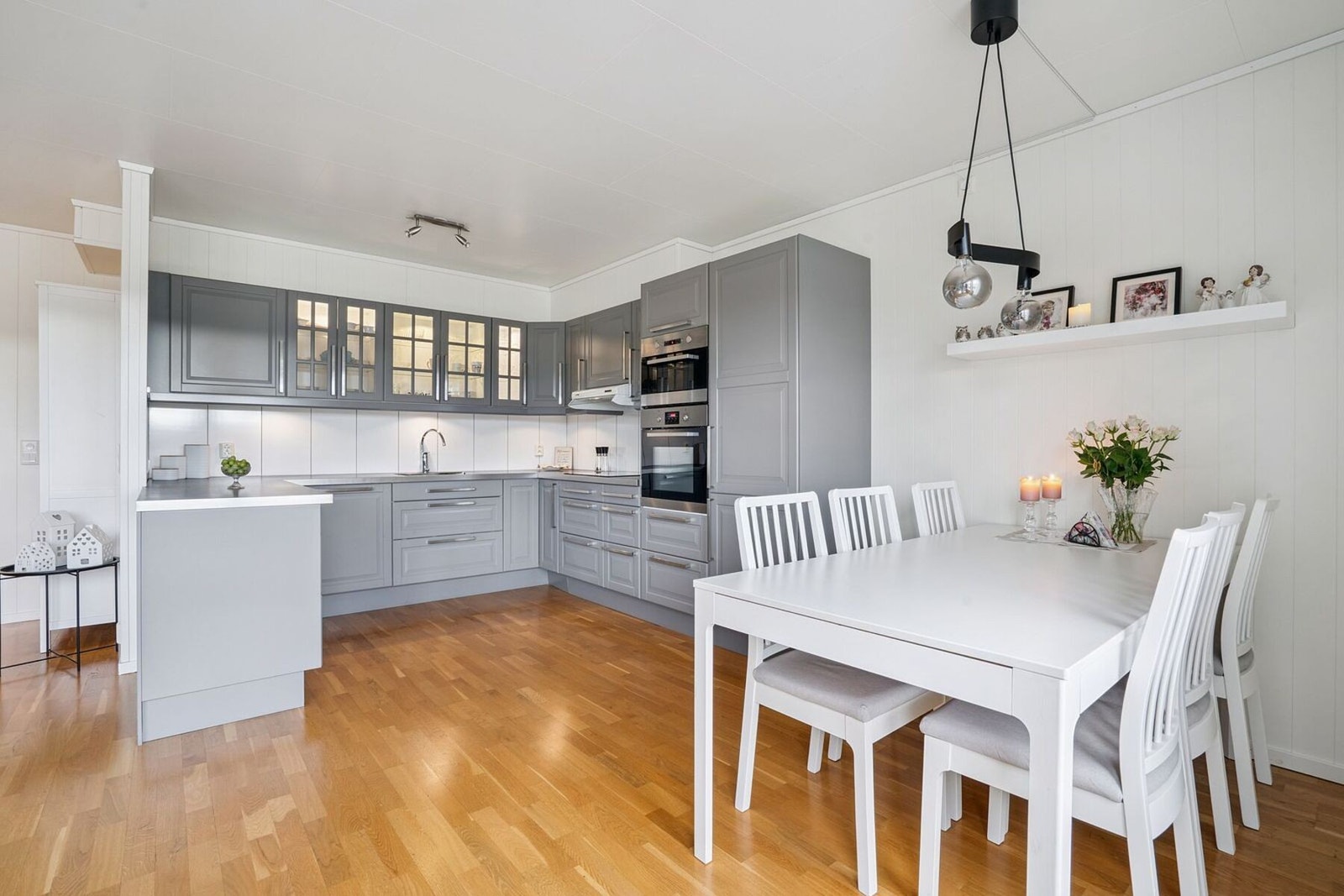 Moderne kjøkken i behagelige farger. Ved kjøkkenet er det naturlig plass til ønsket spisebord. Galleribilde