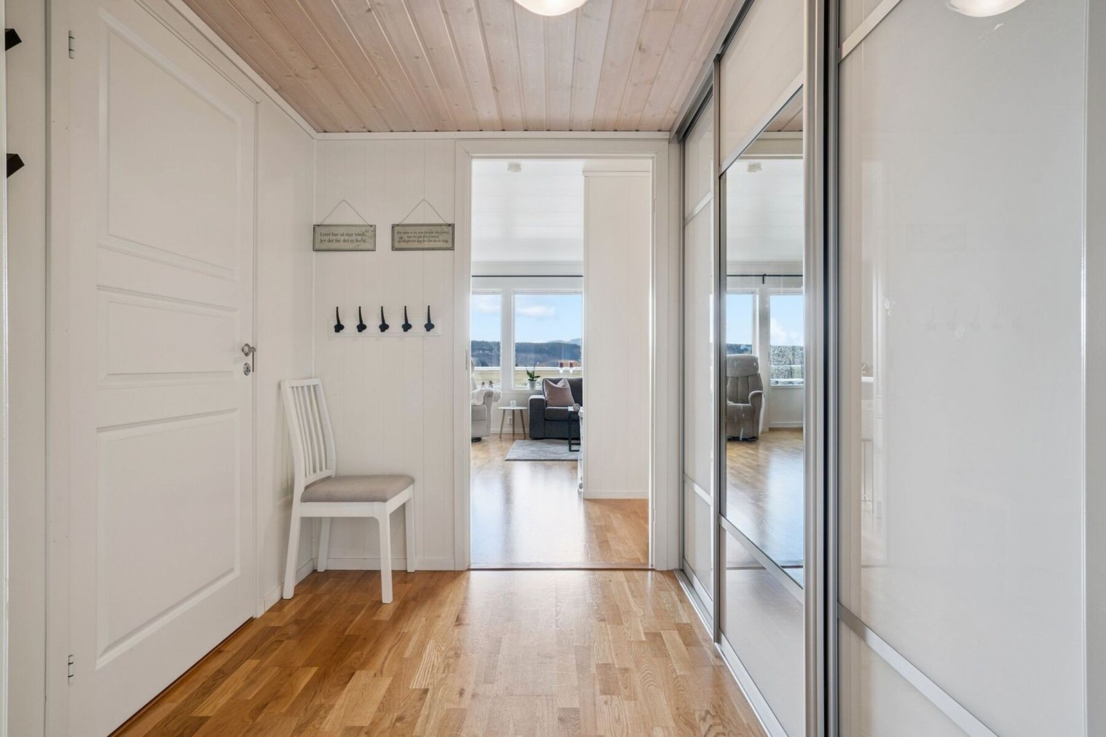 Romslig entre på 5,8 kvm. Skyvedørsgarderobe gir gode muligheter for oppbevaring av ytterjakker og sko. Galleribilde