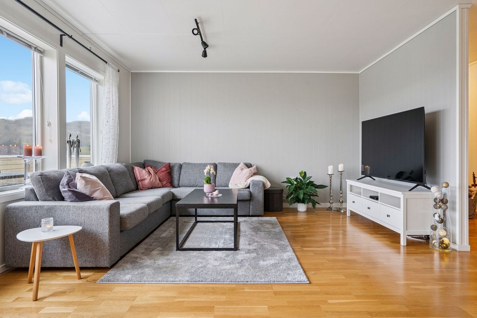 God plass til delvis adskilt tv og sofakrok. Galleribilde