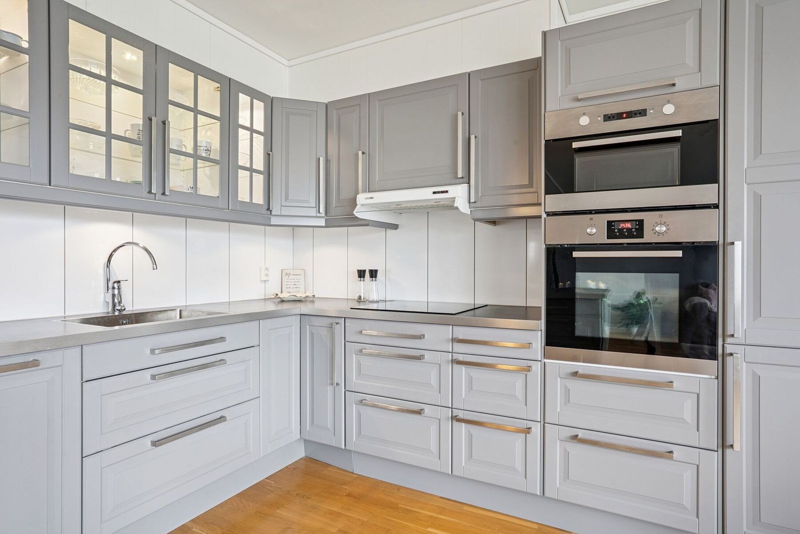 Smarte løsninger som underlimt vask og integrerte hvitevarer. Galleribilde