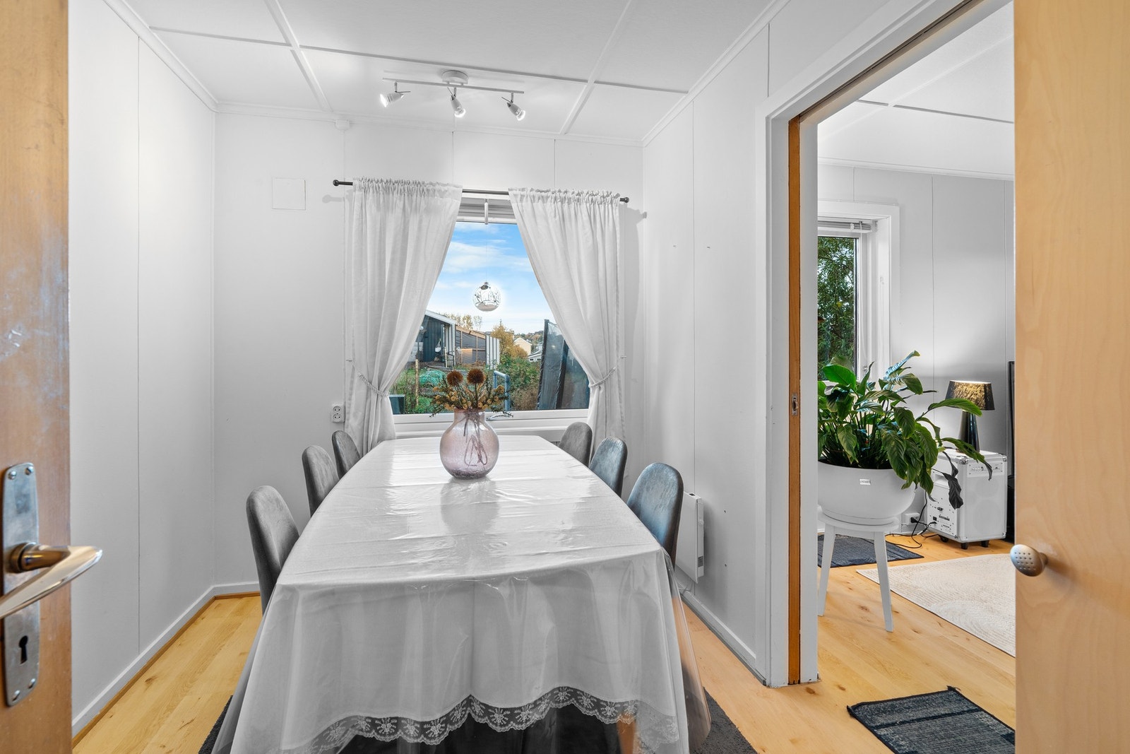 Den gode planløsningen gjør det enkelt å møblere i flere brukssoner. Galleribilde