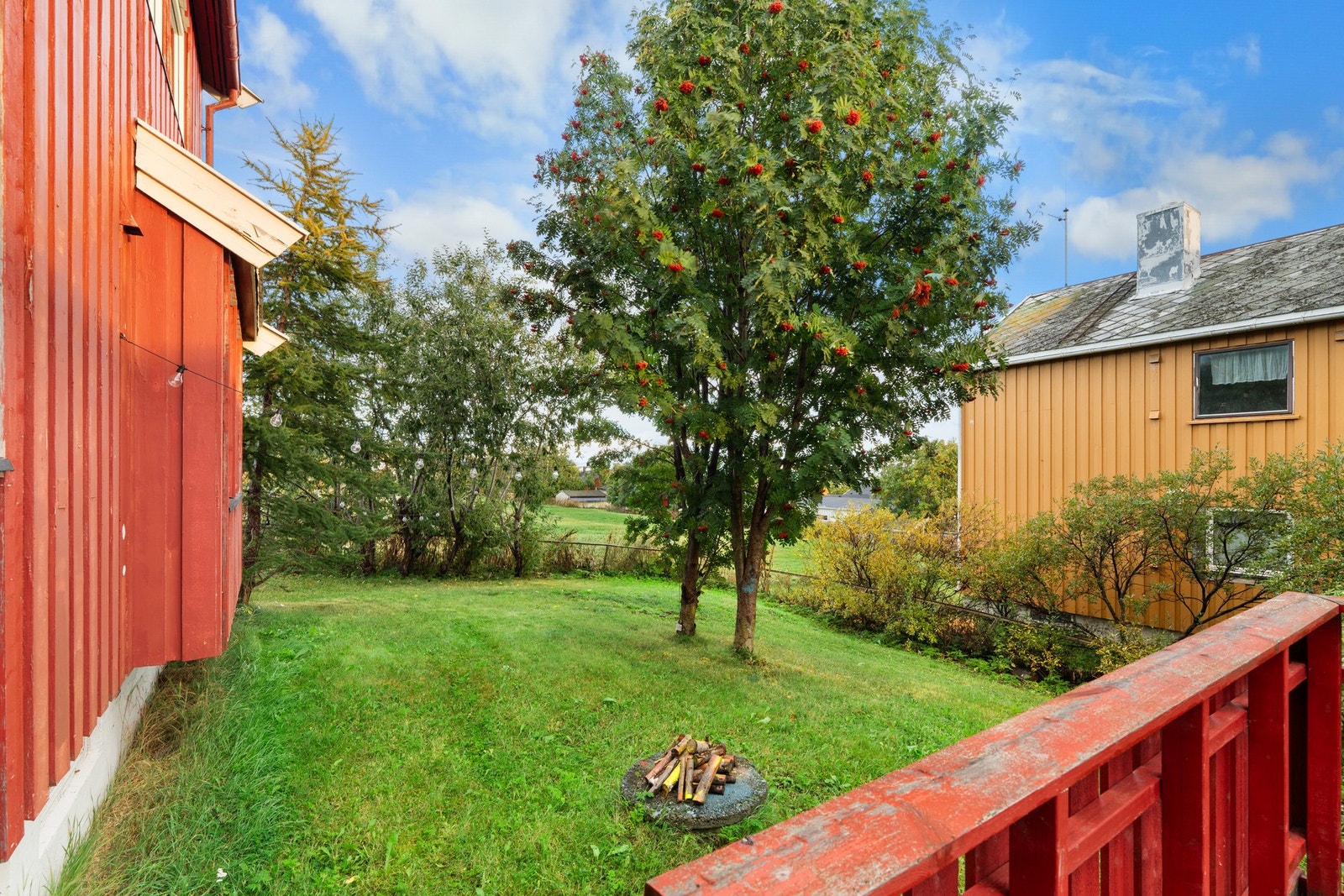 På sørsiden er det en velstelt hage og solfylte uteområder. Galleribilde