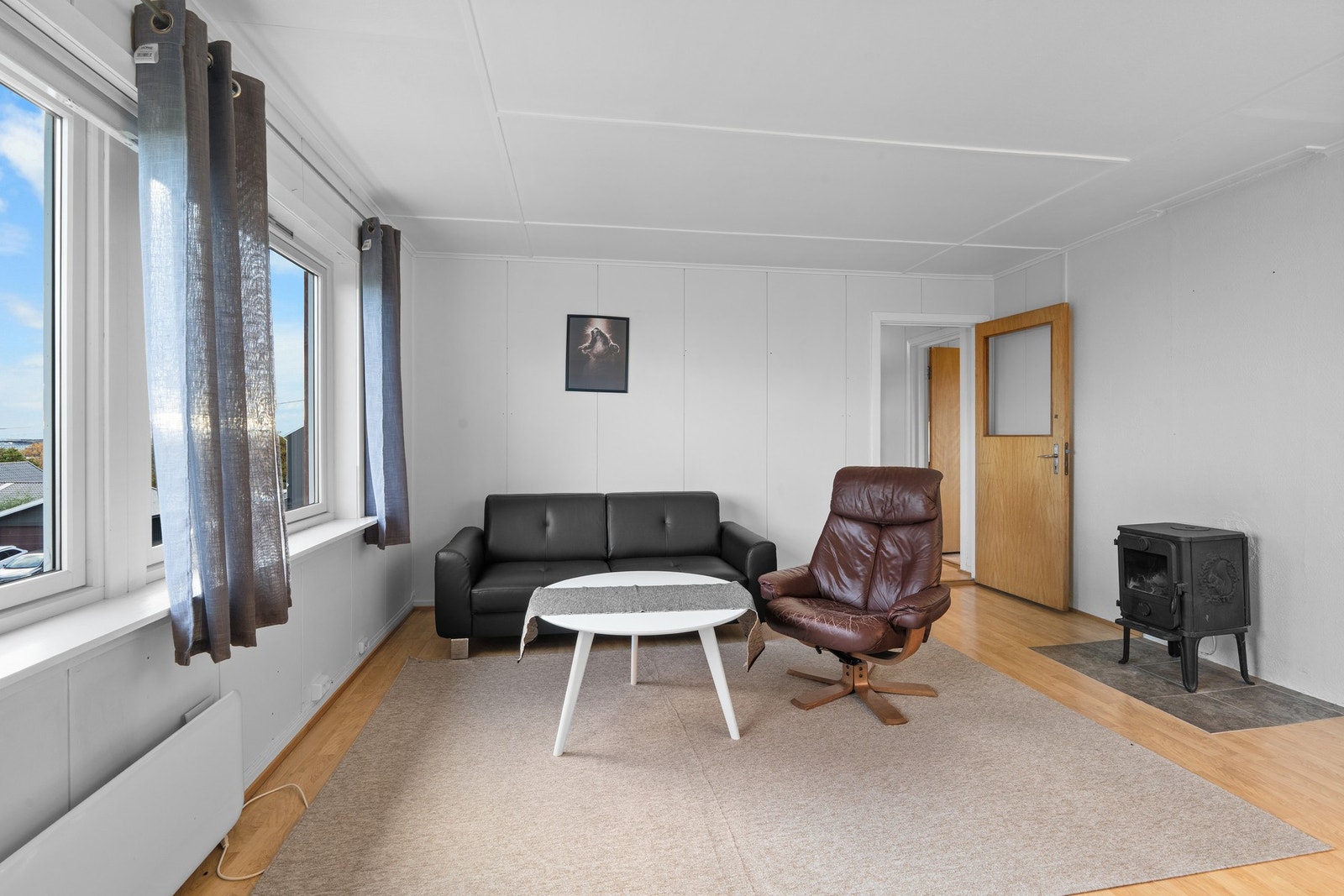 Begge leilighetene varmes opp via elektriske panelovner og vedfyrt peis i stuen. Galleribilde