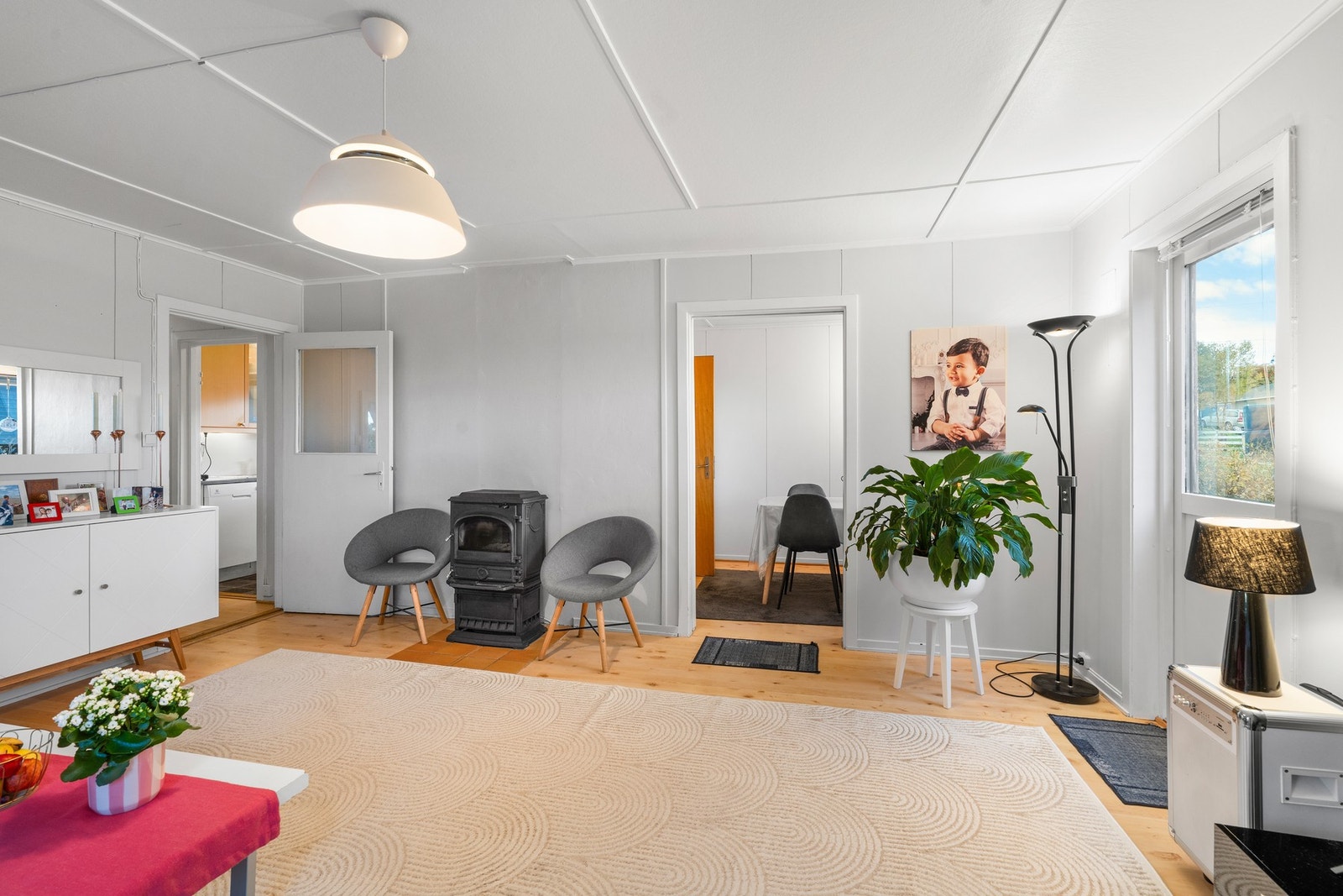 Velkommen inn! Begge boenhetene inneholder stue, spisestue, kjøkken, bad, entré og to soverom. Denne leiligheten ligger i første etasje. Galleribilde