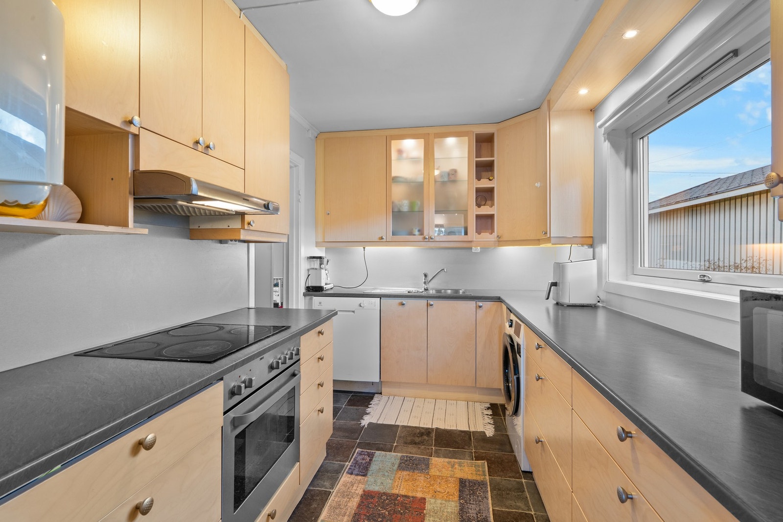 Kjøkkenet i første etasje har godt med skap- og benkeplass. Galleribilde