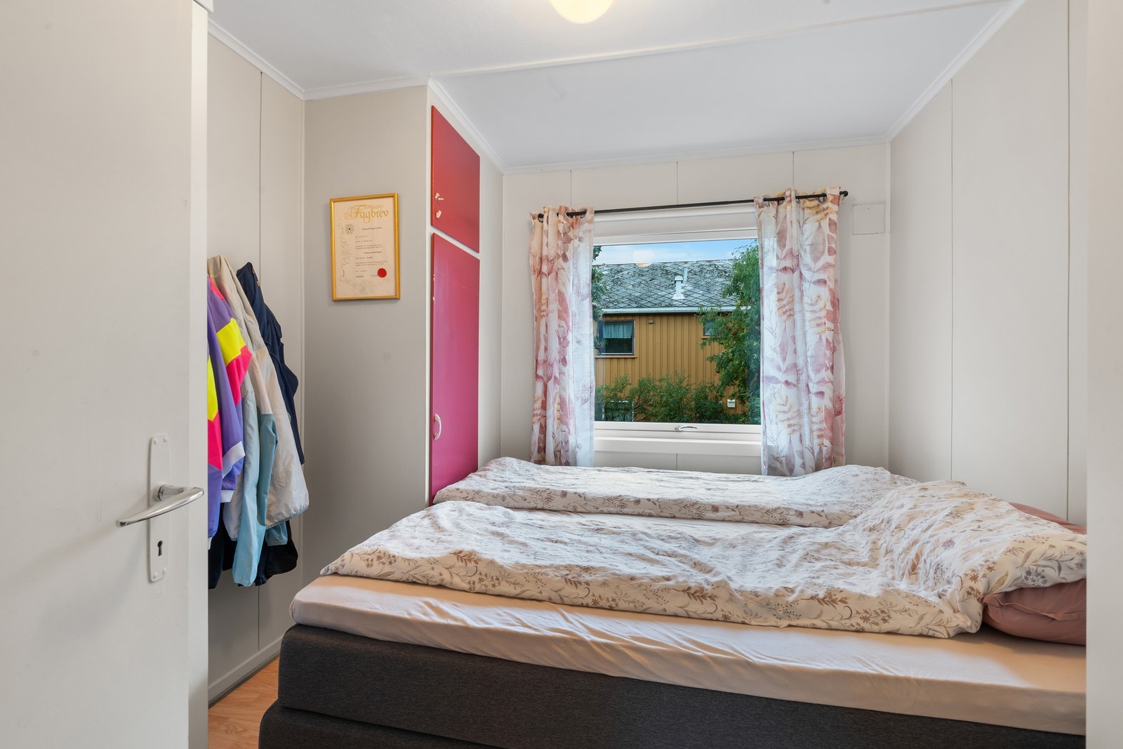 Soverommene har god plass til dobbeltseng og tilhørende møblement. Galleribilde