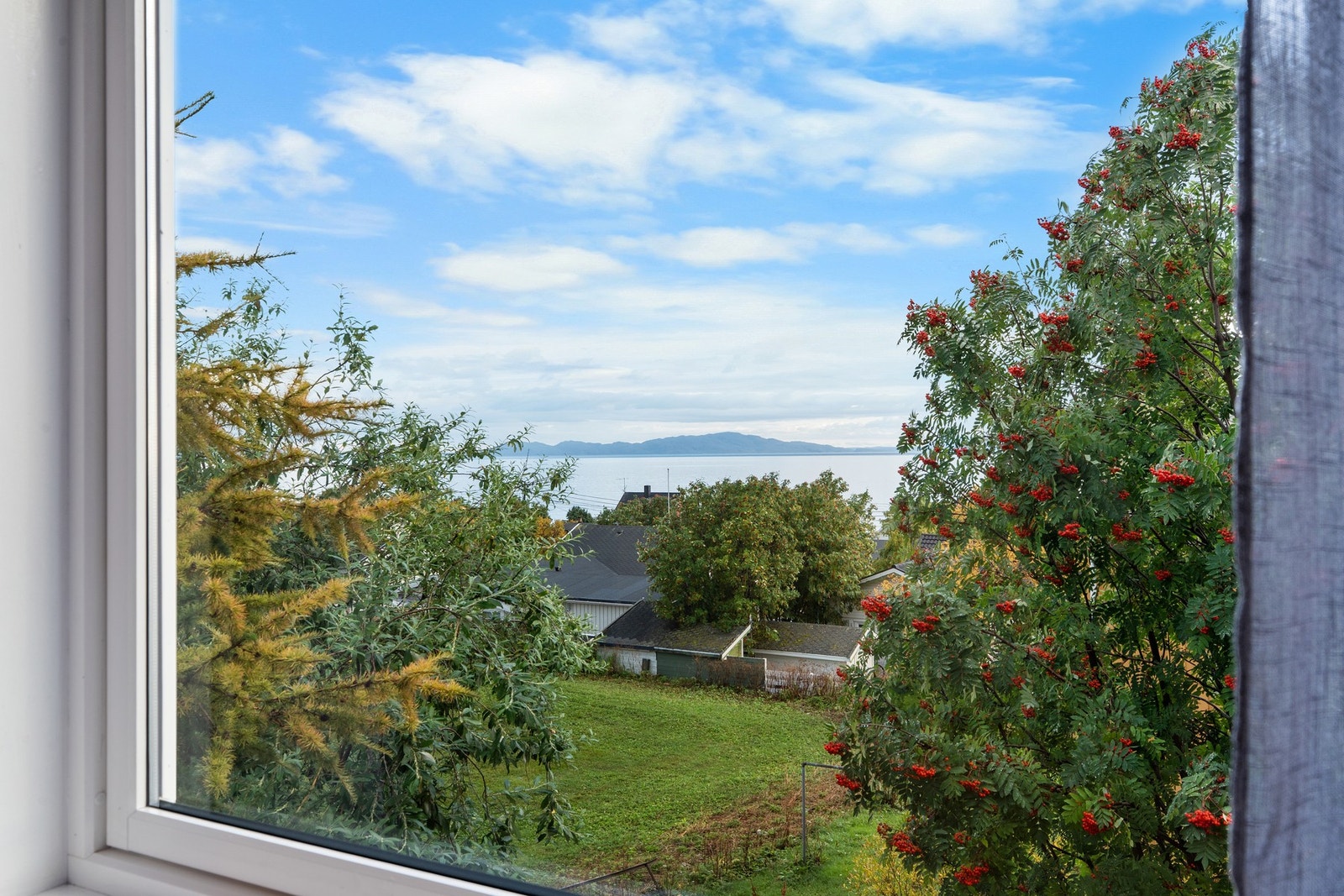 Fra leiligheten i andre etasje har man flott utsikt mot Varangerfjorden. Galleribilde