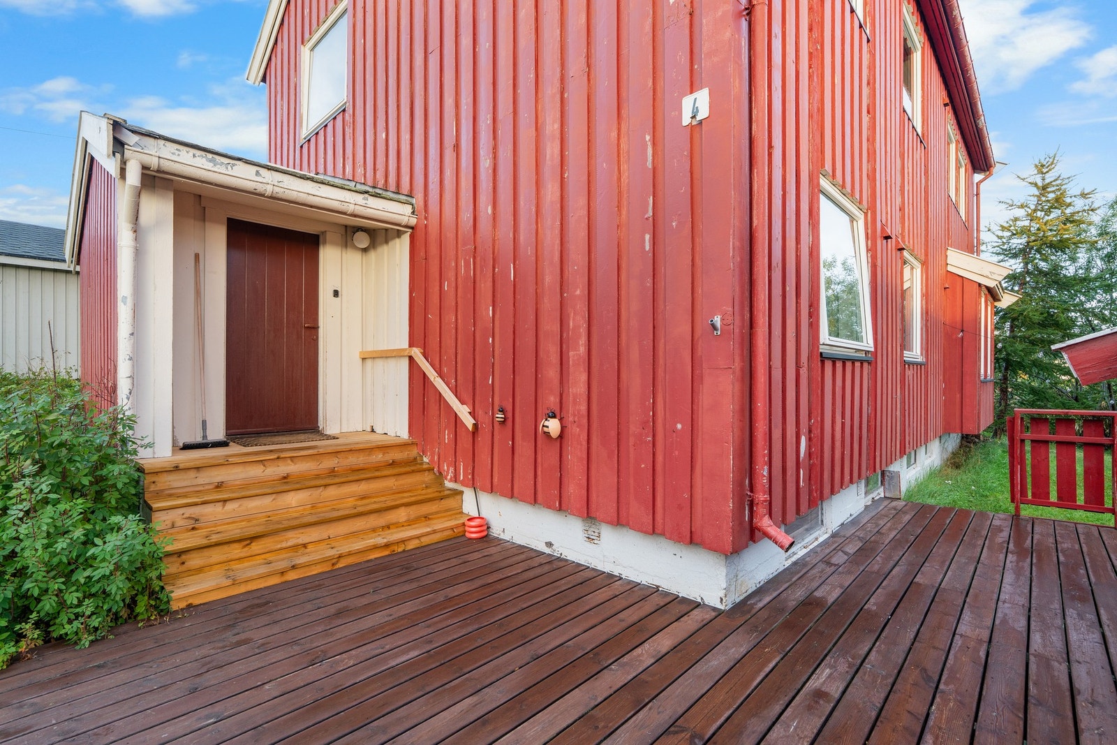 Dette er en hel, tomannsbolig med fin beliggenhet. Galleribilde