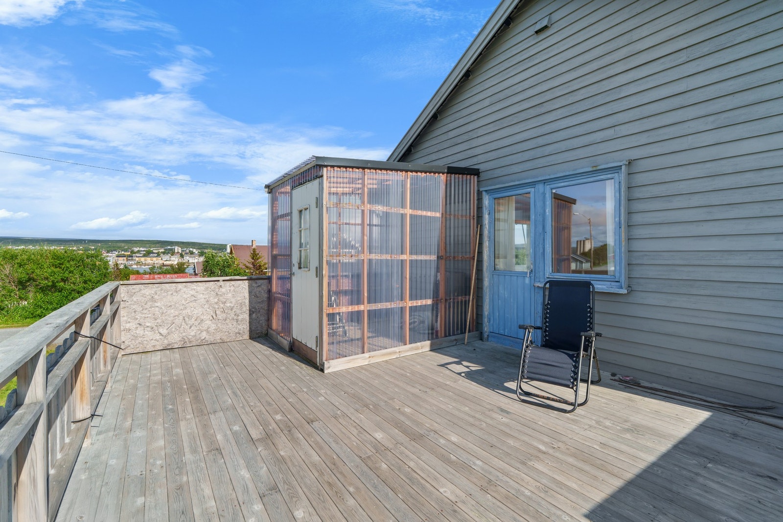 Vestvendt terrasse og vinterhage like utenfor stuen. Galleribilde