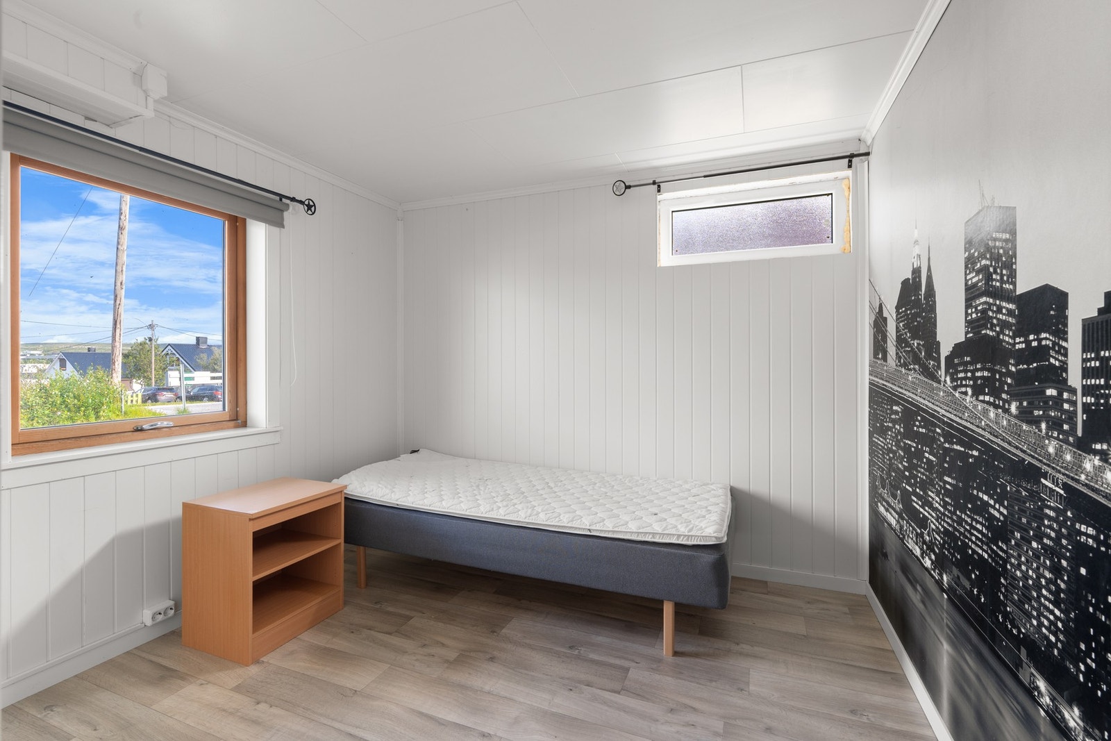 Videre i etasjen er det et rom innredet som soverom. Rommet er opprinnelig godkjent som tørkerom, og er ikke omsøkt til kommunen. Galleribilde