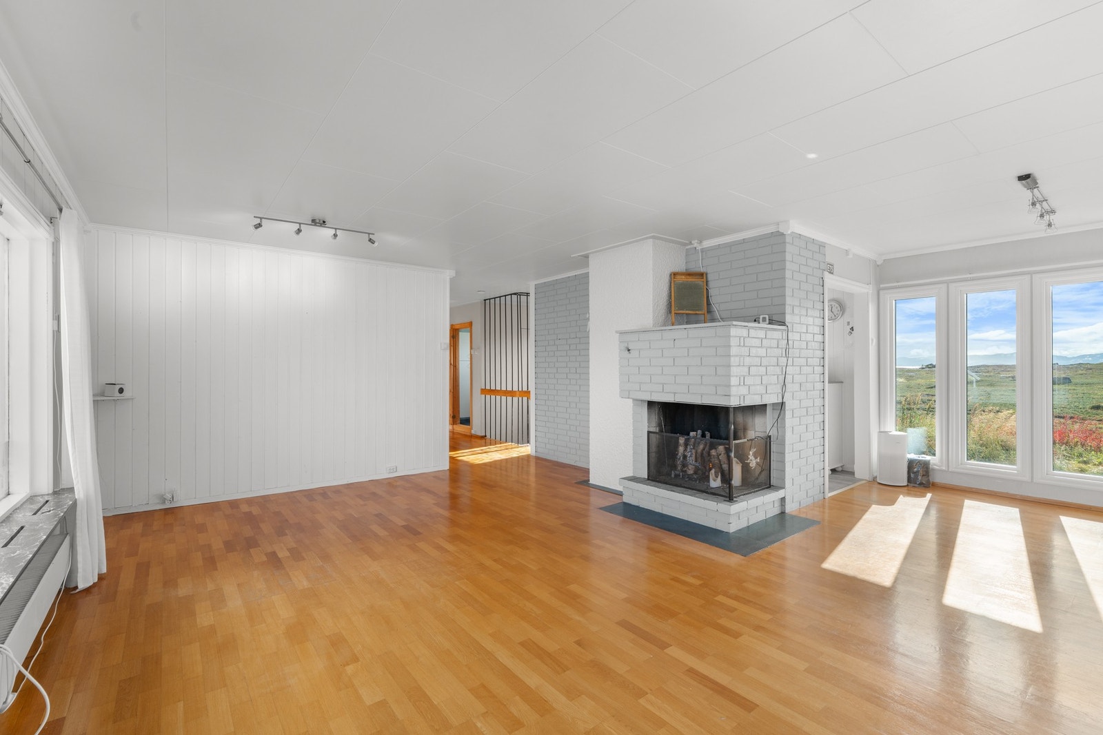 Velkommen inn! Stuen har en fin størrelse som enkelt kan møbleres. Galleribilde