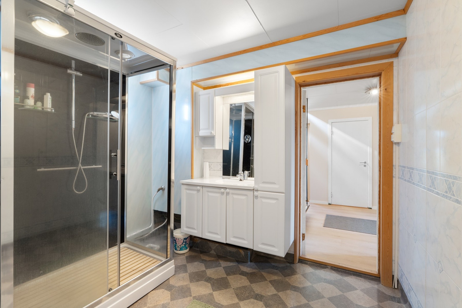 Vaskerommet har også et dusjkabinett. Galleribilde