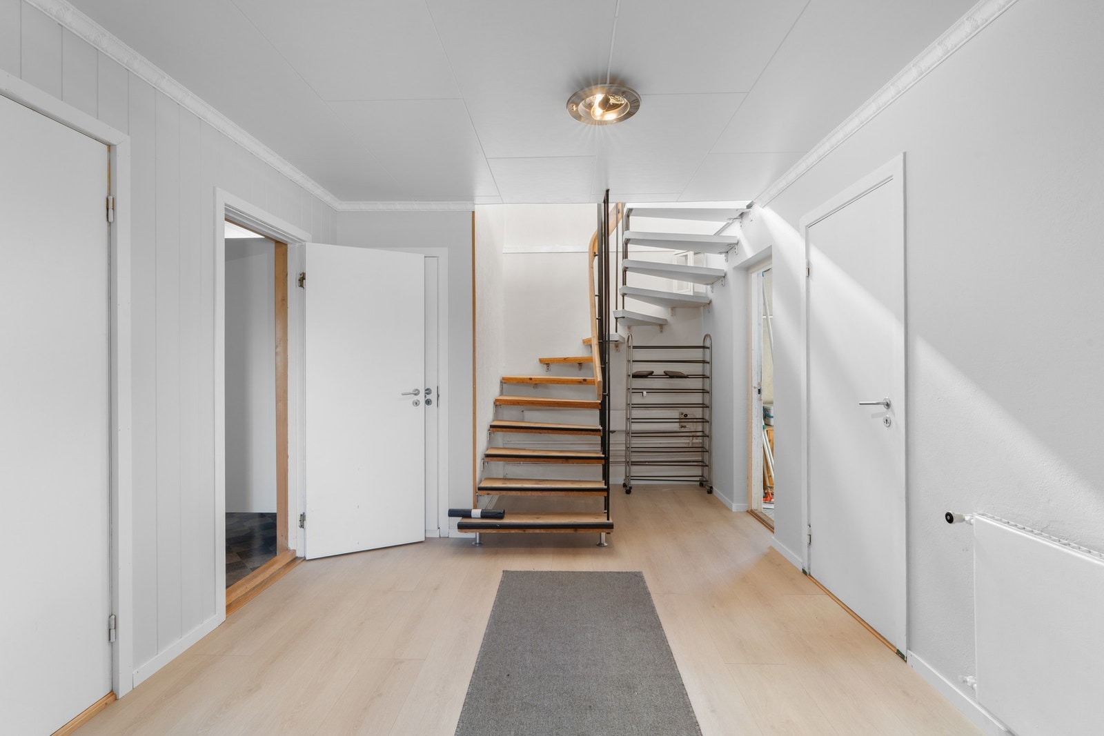 I underetasjen er det en romslig hall. Galleribilde