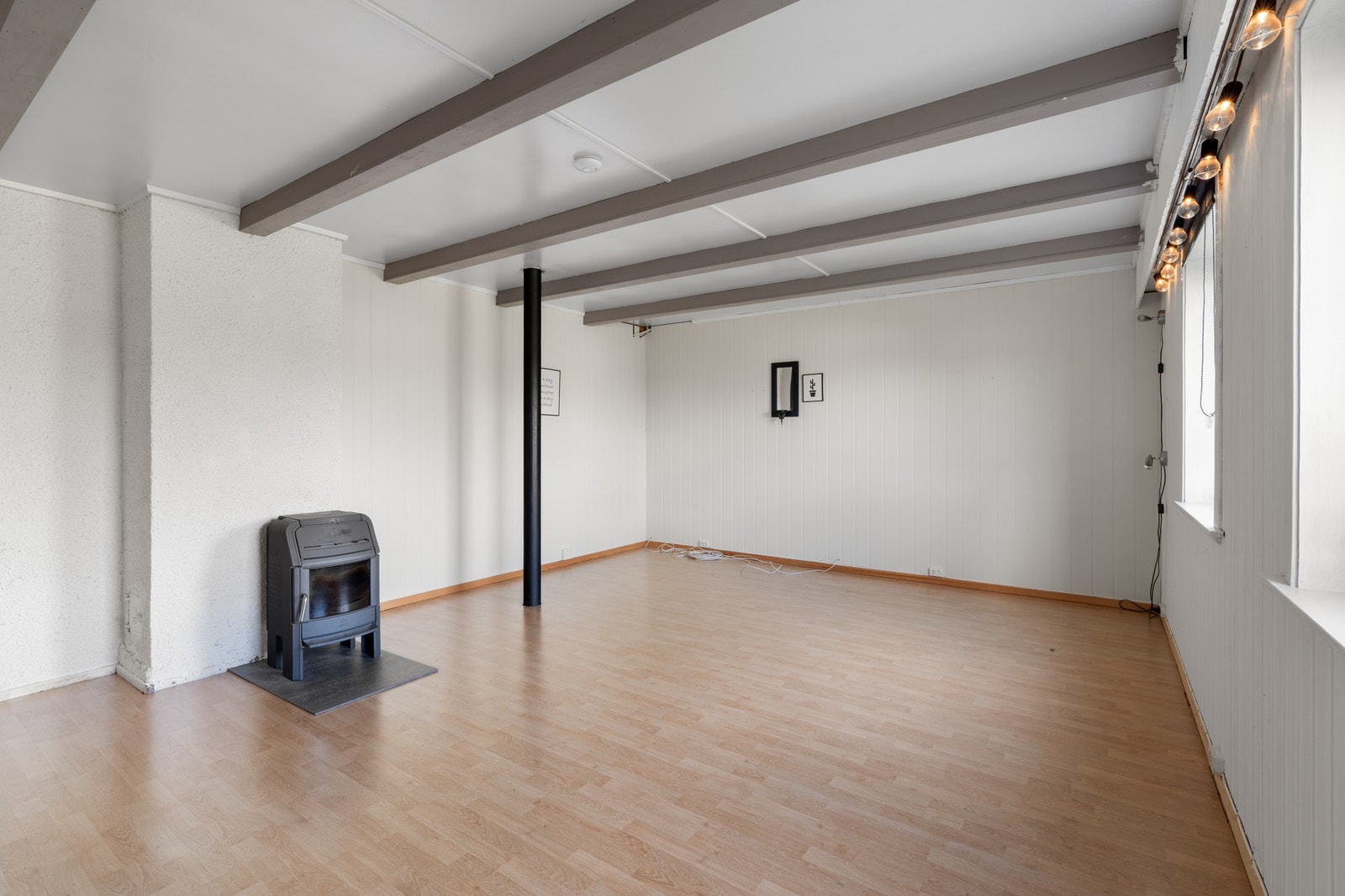 I kjelleren er det også en romslig kjellerstue. Rommet er opprinnelig godkjent som et hobbyrom. Galleribilde