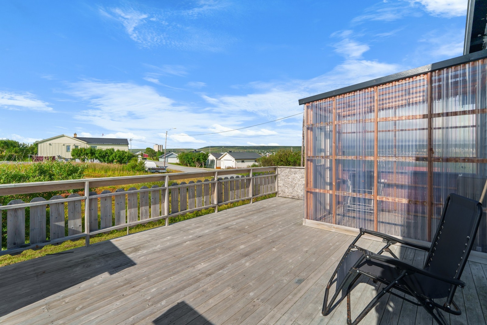 Boligen har store uteområder og god utsikt mot nord. Galleribilde