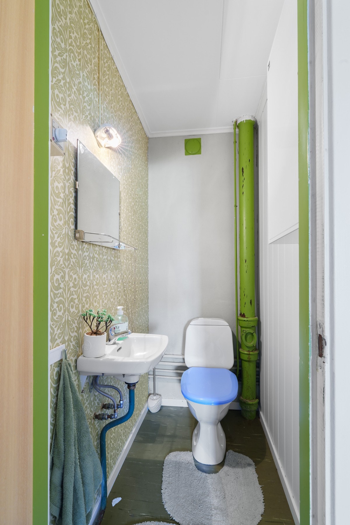 Nærliggende trappa er det også et praktisk toalettrom. Galleribilde