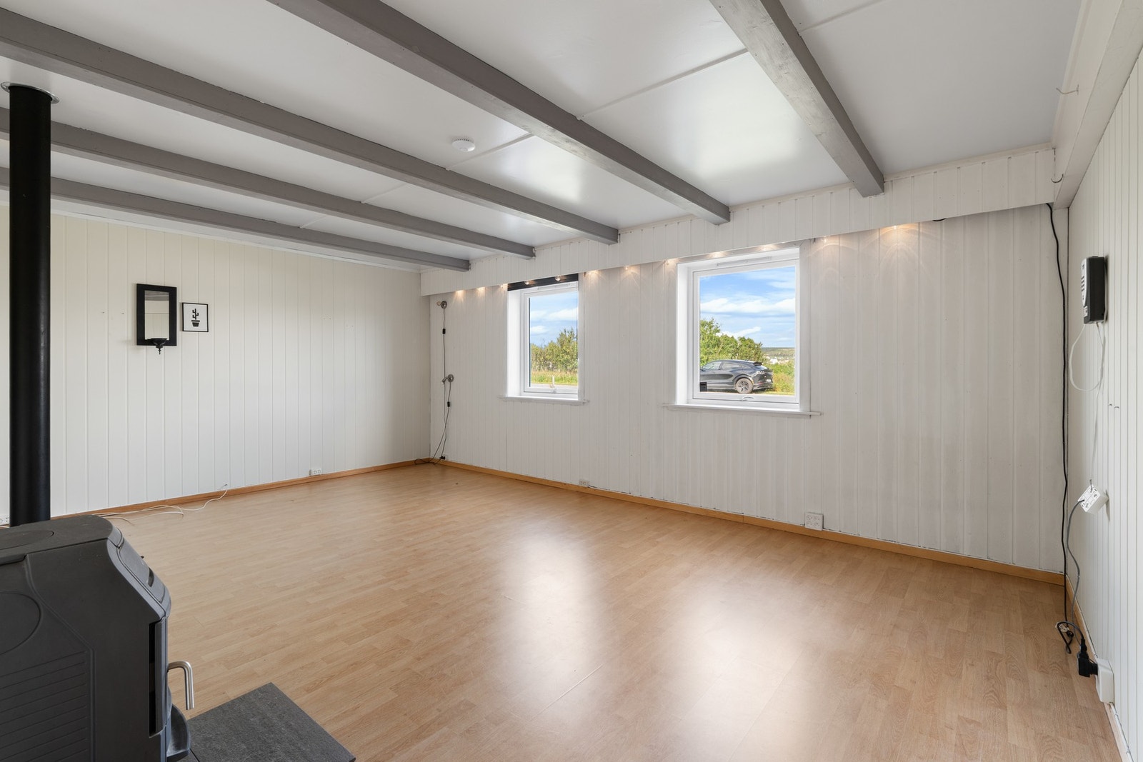 I rommet er det også vedfyrt peisovn. Galleribilde