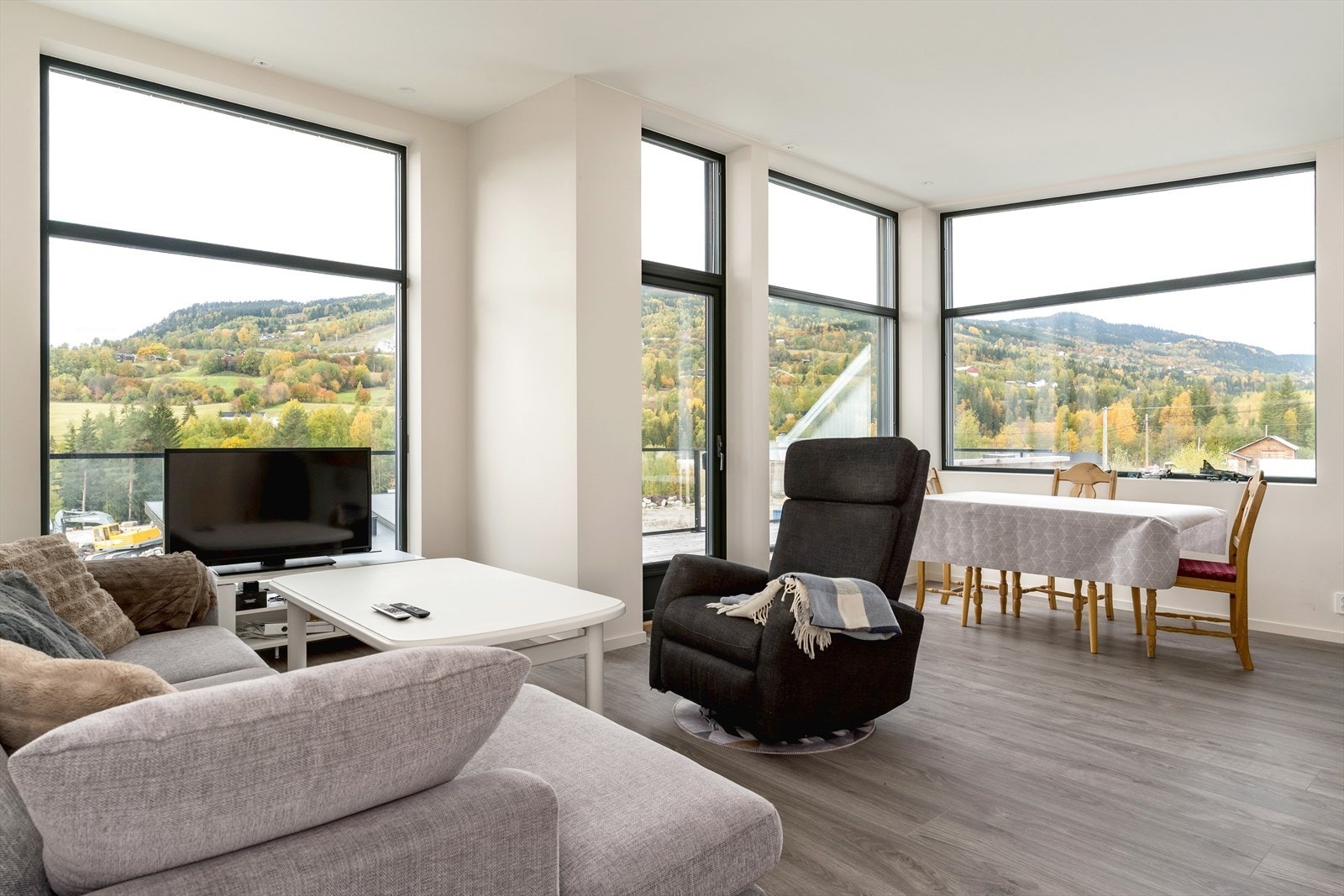 Utgang til stor terrasse fra stuen. Er satt opp levegg mot naboen. Galleribilde