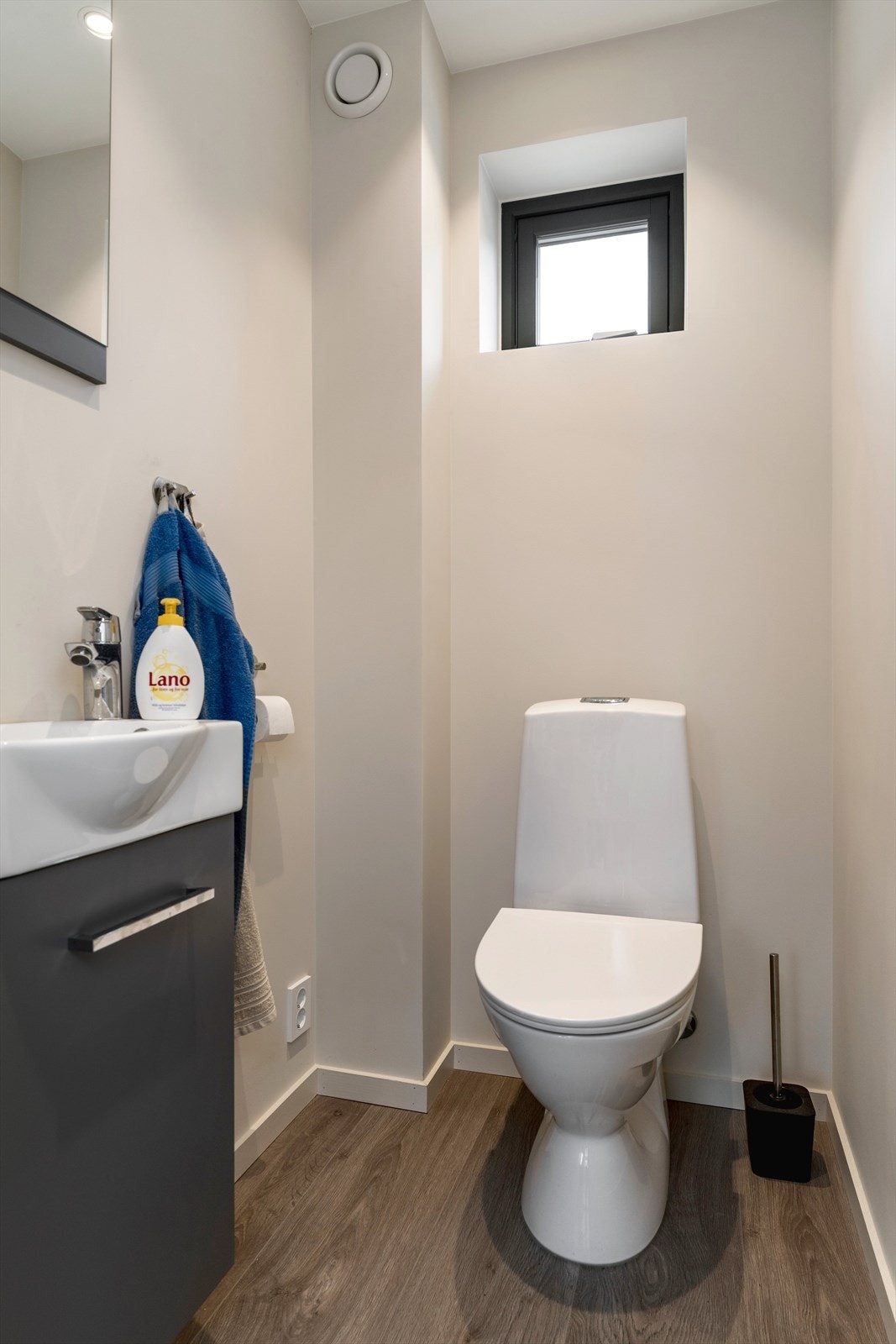 Det er egen toalett oppe i 2. etg Galleribilde