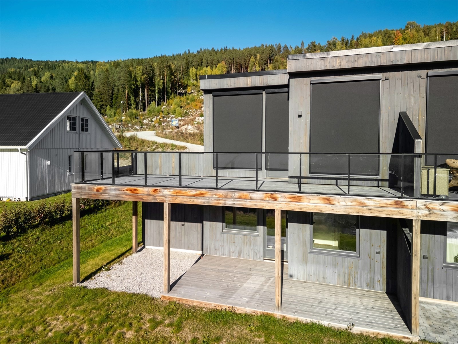 Det er montert solskjerming på vinduer i stuen. Galleribilde