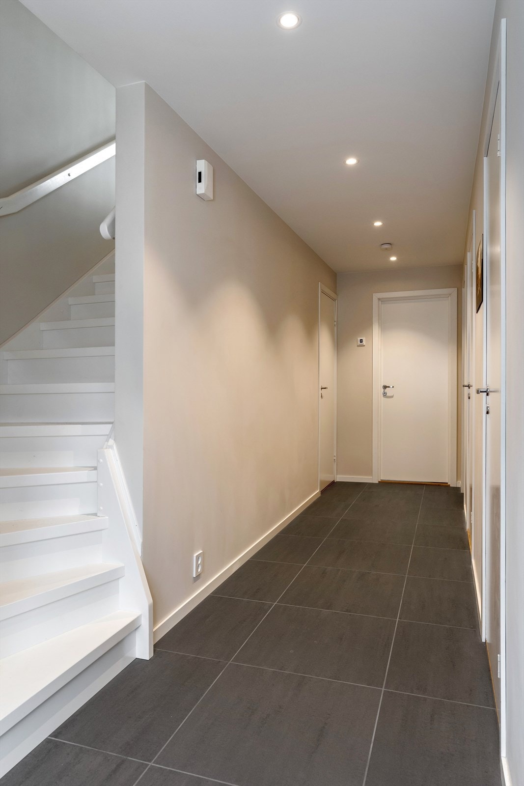 Trapp op p i 2. etg. 1. etg består av 2 soverom, vaskerom og bad. Bod under trapp. Galleribilde