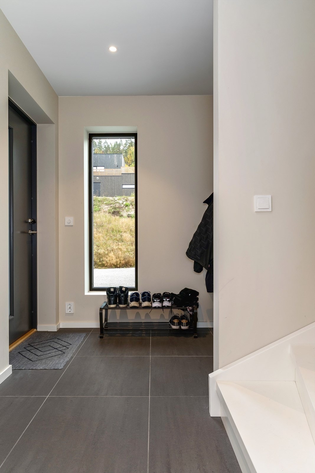 Vf/entre med god plass for å henge av seg klær. Galleribilde