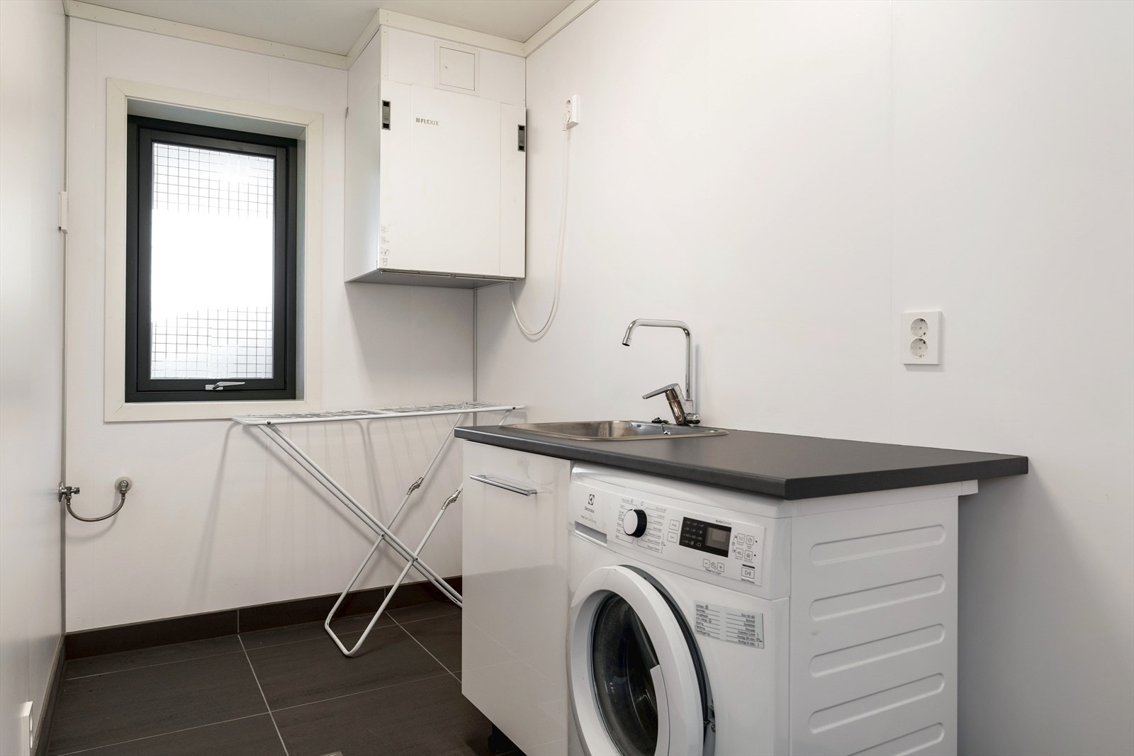 Vaskerom med god plass for vaskemaskin og tørketrommel. Galleribilde