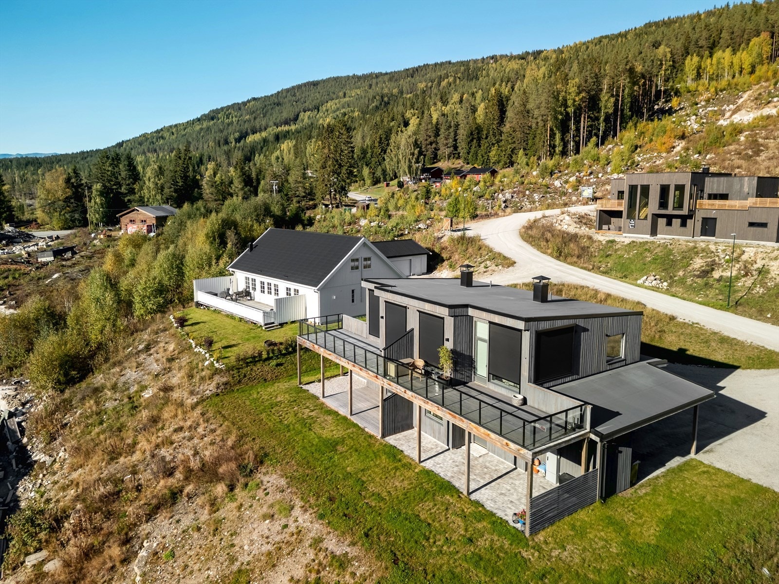 Opparbeidet hage rundt eiendommen med brostein og plen. Galleribilde